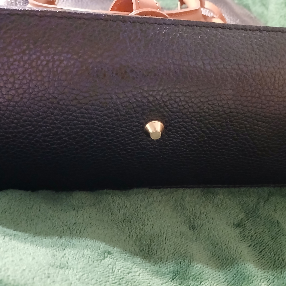 Valentina Black and Tan Leather Bag - Picture 3 of 9